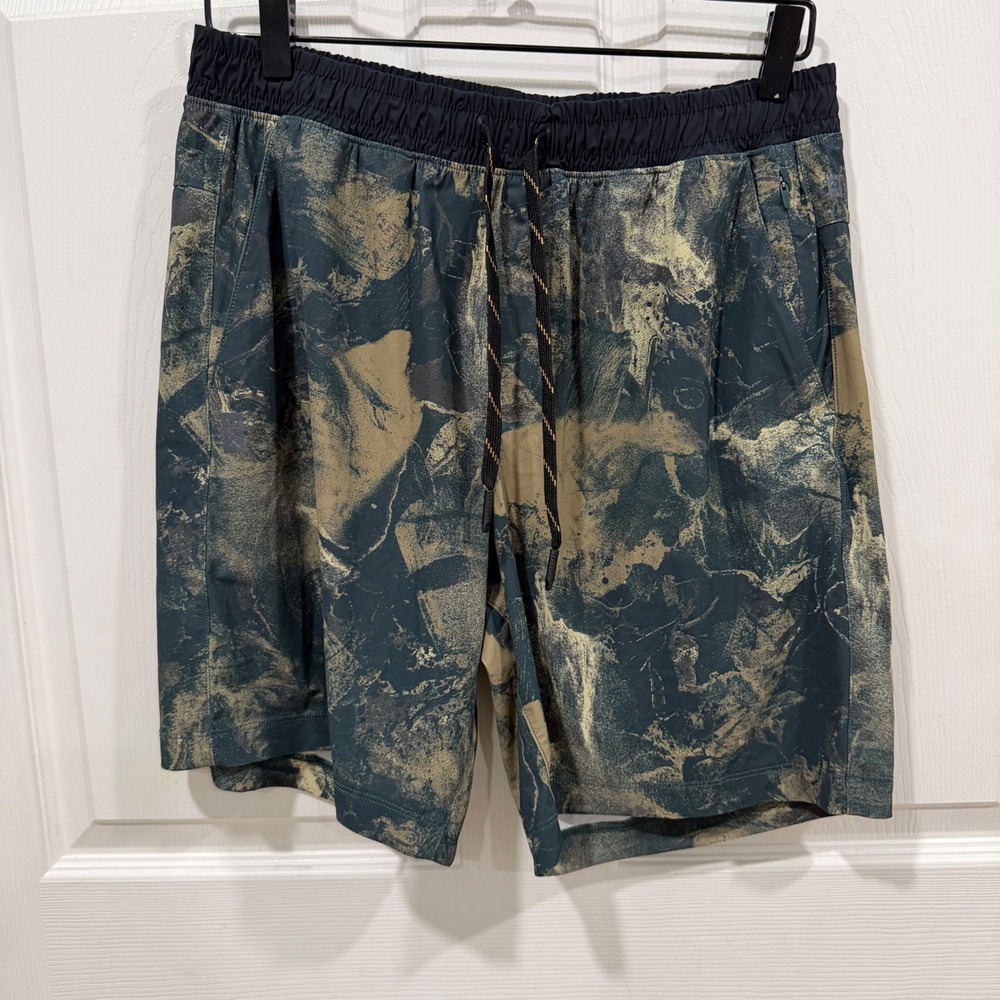 Rhone Mako Shorts Mens Medium Green Gold Marble Abstract Print Athletic 7 Inseam